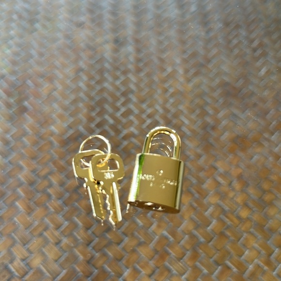 🍓LV Lock and Key #315 - Picture 6 of 10